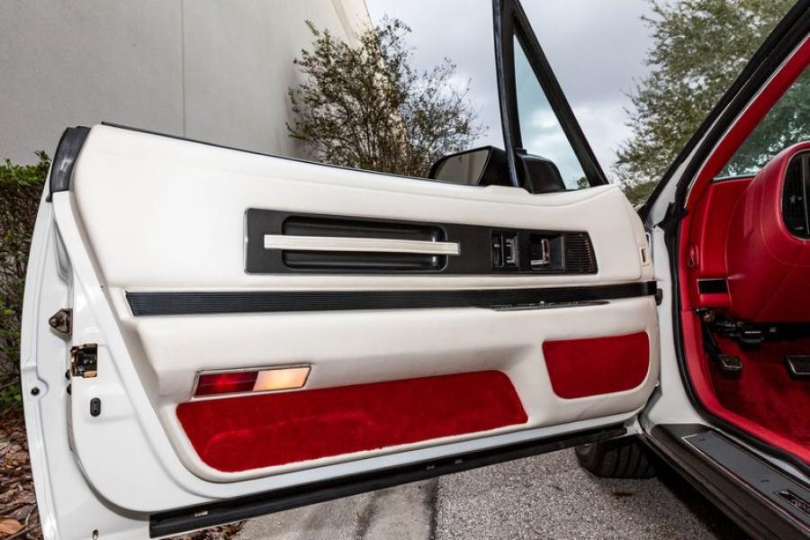 Детали интерьера Buick Reatta Convertible Select 60 (4EC97) 1990 года  (фото 31 из 49)